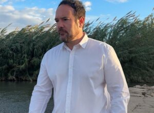 Javier Mansilla caminando junto al río en Manises