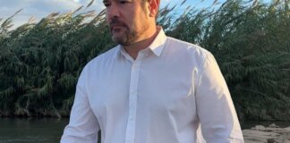 Javier Mansilla caminando junto al río en Manises