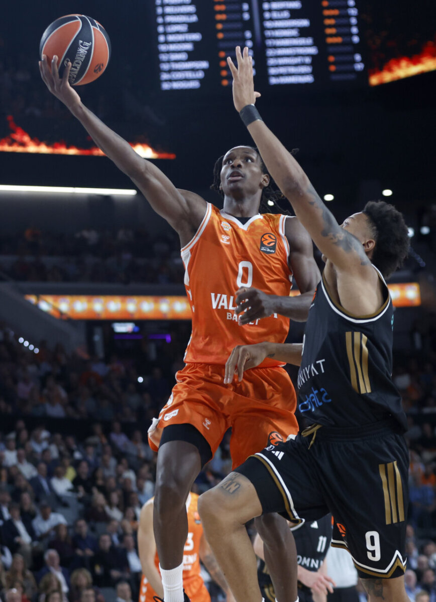 Kameron Taylor anotando durante un partido de baloncesto en el Roig Arena