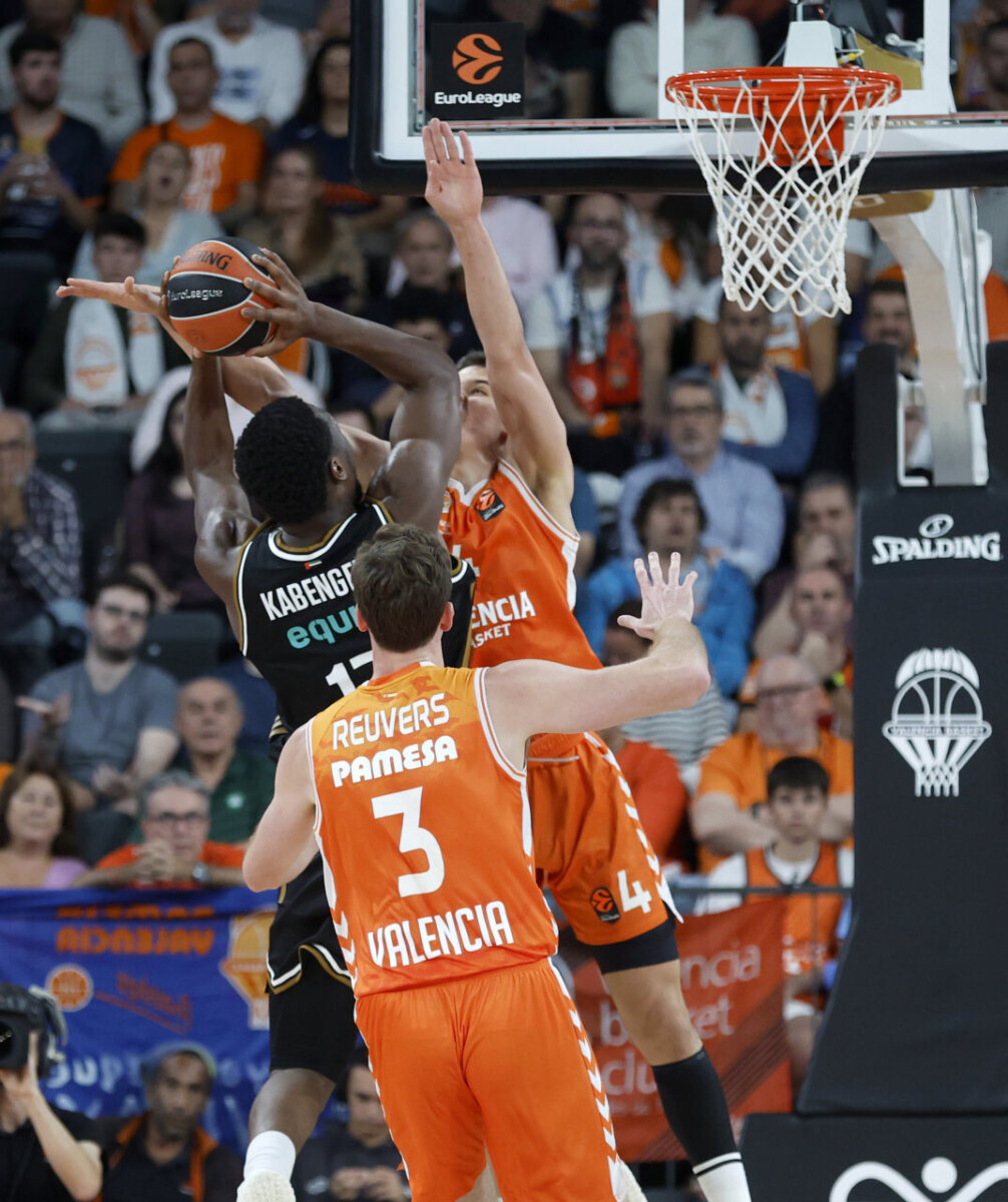 Kameron Taylor y Omari Moore en acción durante un partido de baloncesto.