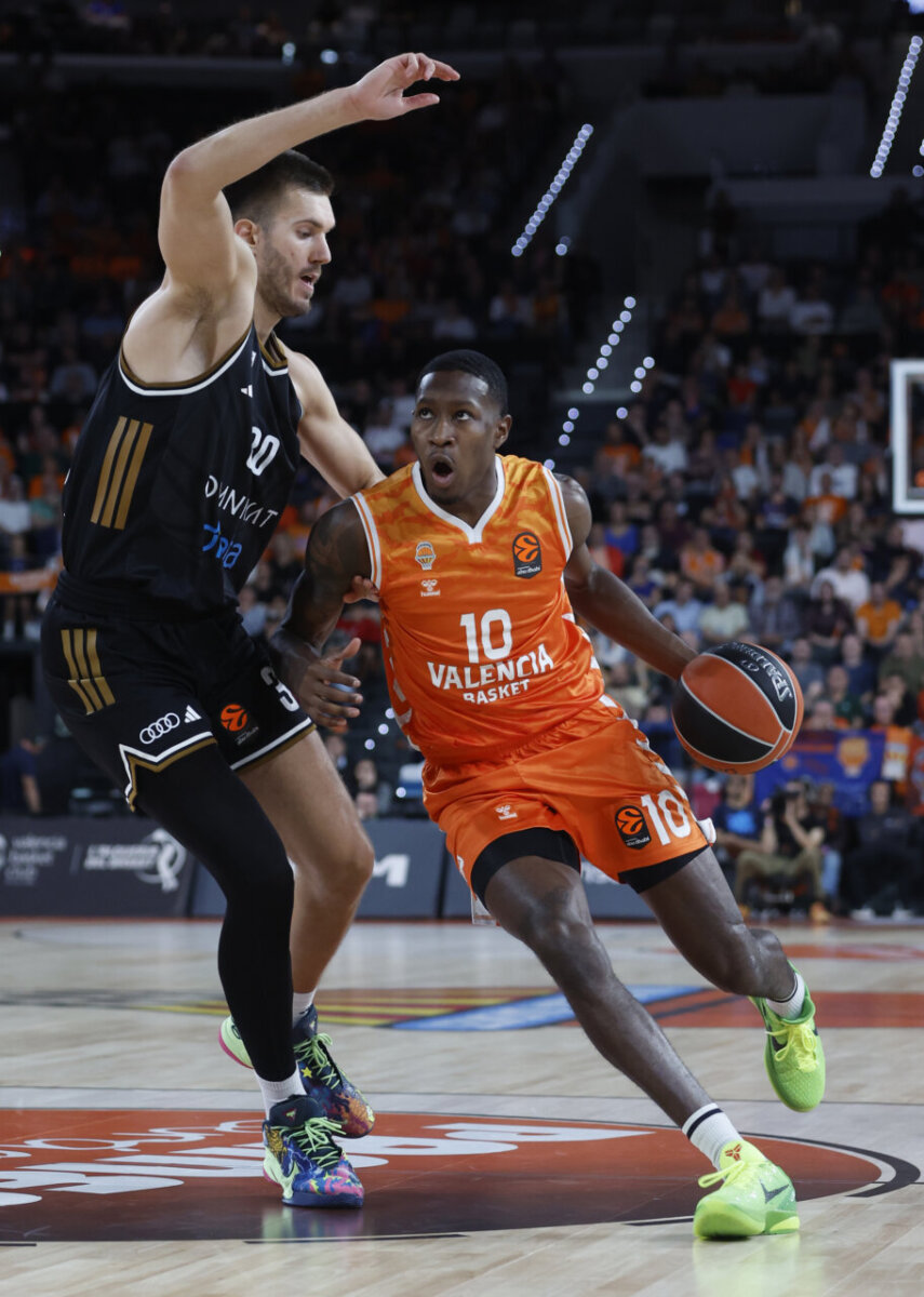 Kameron Taylor y Omari Moore en un partido de baloncesto en el Roig Arena.