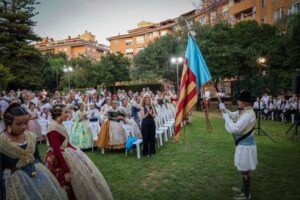 La Falla Sant Patrons de Torrent rinde el tradicional homenaje a la Real Senyera en el Hort de Trenor