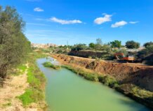 Ferrovial inicia los trabajos de limpieza y acondicionamiento ambiental en el barranco de Picassent Trabajos de limpieza en el barranco de Picassent con maquinaria pesada