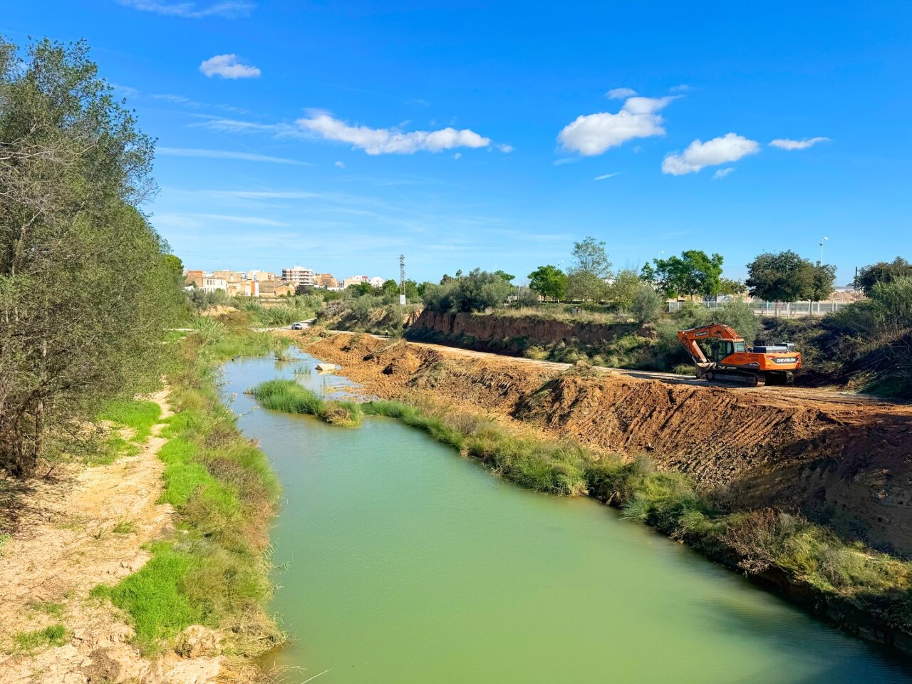 Trabajos de limpieza en el barranco de Picassent con maquinaria pesada