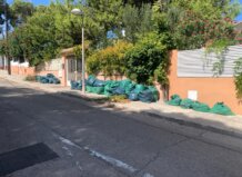 Vecinos de La Canyada reclaman mejoras en la limpieza y recogida de residuos en el barrio Bolsas de residuos en la calle de La Canyada