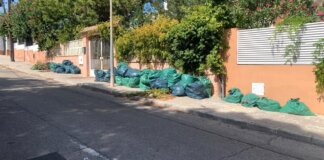 Bolsas de residuos en la calle de La Canyada