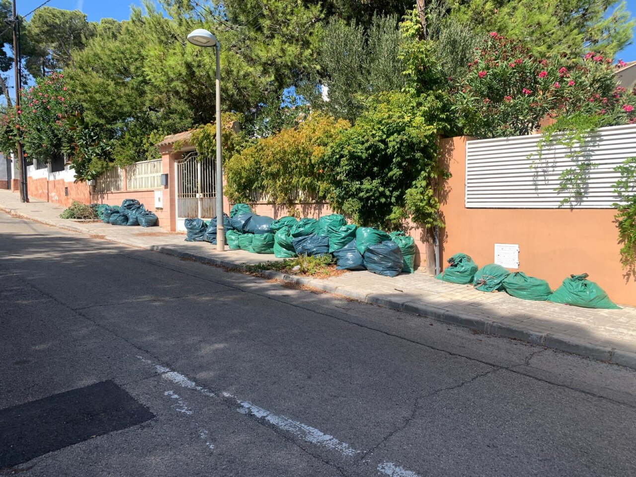 Bolsas de residuos en la calle de La Canyada