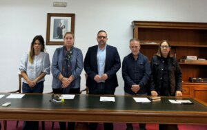 Pleno del Ayuntamiento de Llocnou de la Corona en memoria de las víctimas de la DANA