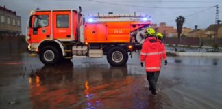 Bomberos trabajando en inundaciones tras lluvias intensas en València