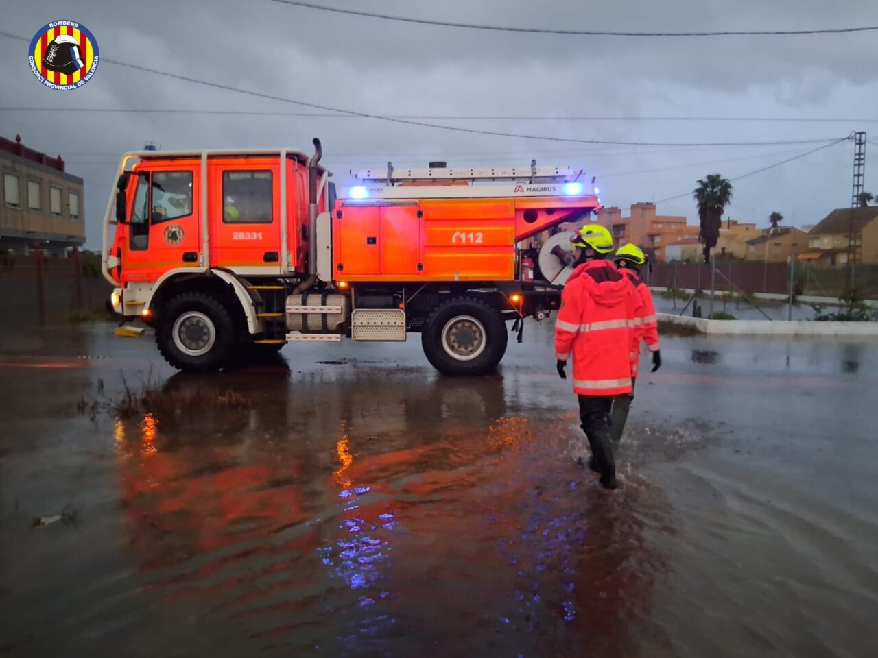 Bomberos trabajando en inundaciones tras lluvias intensas en València
