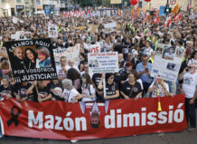 Miles de valencianos salen de nuevo a la calle para pedir la dimisión de Mazón un año después de la dana Multitudinaria manifestación en Valencia pidiendo la dimisión de Mazón.