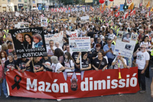 Multitudinaria manifestación en Valencia pidiendo la dimisión de Mazón.