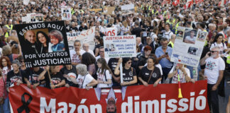 Miles de valencianos salen de nuevo a la calle para pedir la dimisión de Mazón un año después de la dana Multitudinaria manifestación en Valencia pidiendo la dimisión de Mazón.