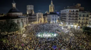 Multitudinaria manifestación en Valencia con pancartas y luces.