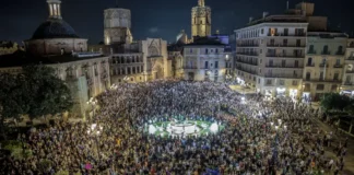 Multitudinaria manifestación en Valencia con pancartas y luces.