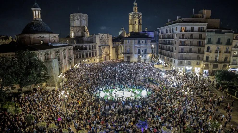Multitudinaria manifestación en Valencia con pancartas y luces.