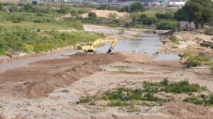 Excavadora trabajando en el río Turia en Manises tras la DANA