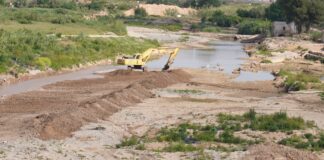Excavadora trabajando en el río Turia en Manises tras la DANA