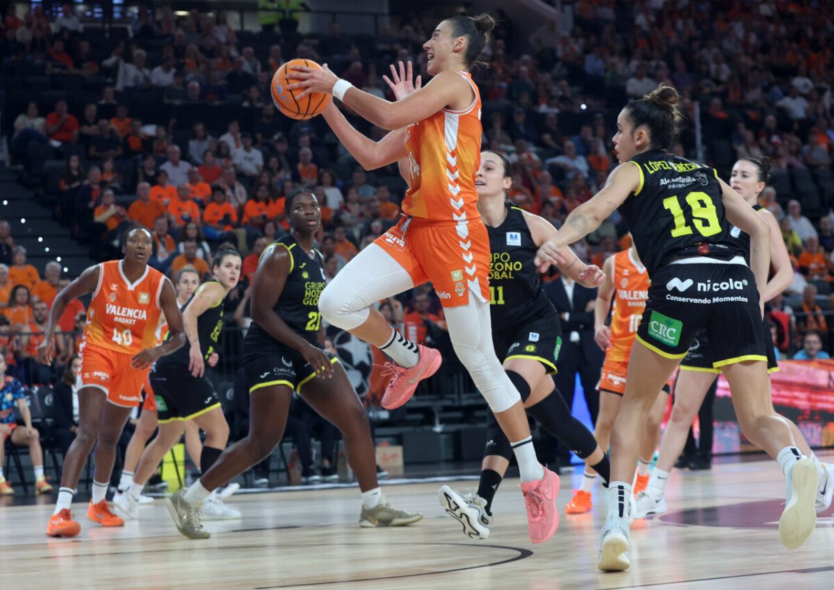 Jugadora de Valencia Basket en acción durante un partido contra Hozono Global Jairis.