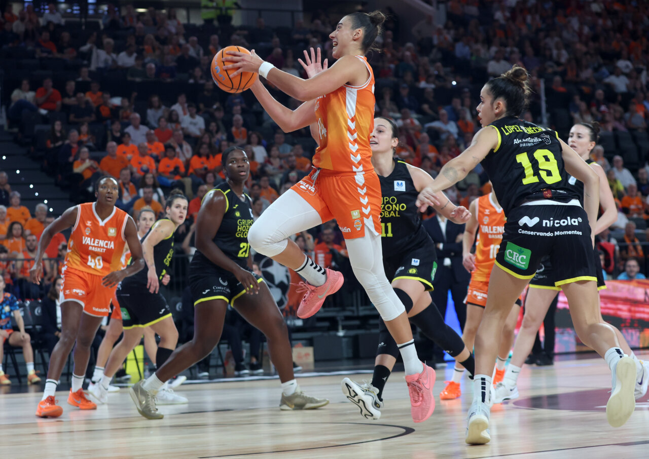 Jugadora de Valencia Basket en acción durante un partido contra Hozono Global Jairis.