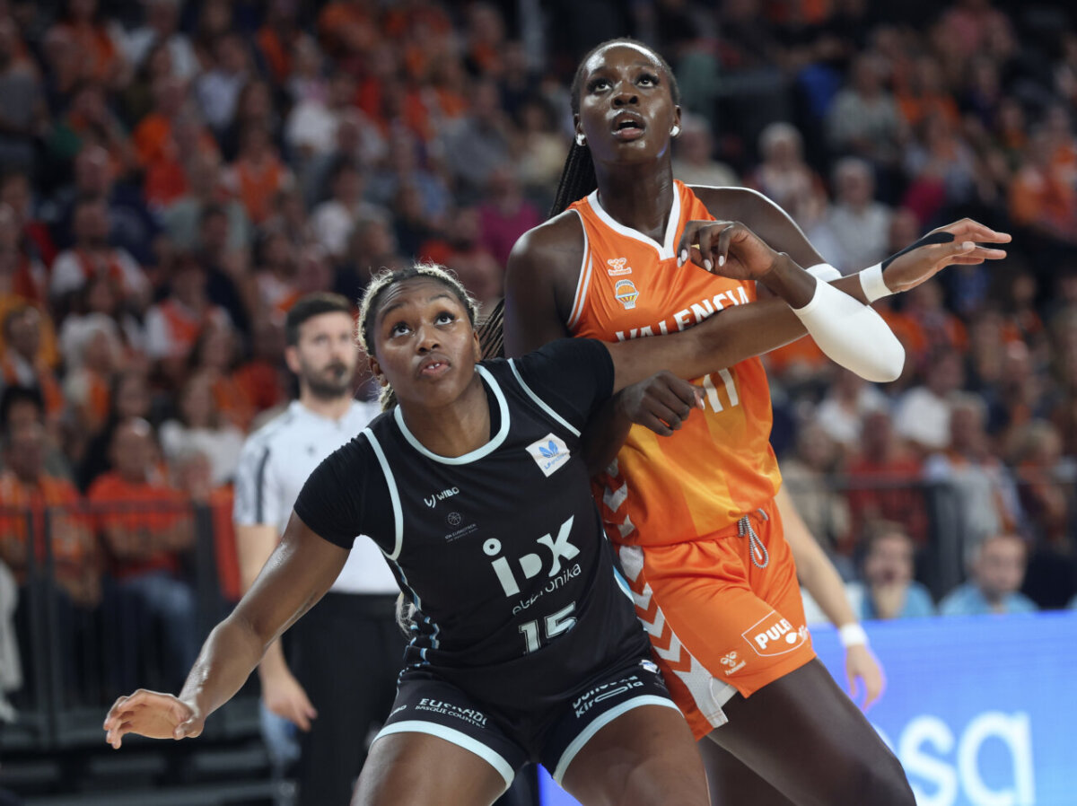 Jugadoras de Valencia Basket y IDK Euskotren compiten en el Roig Arena.