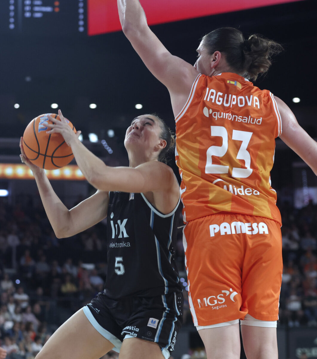 Jugadoras de Valencia Basket compiten en el Roig Arena durante un partido de baloncesto.