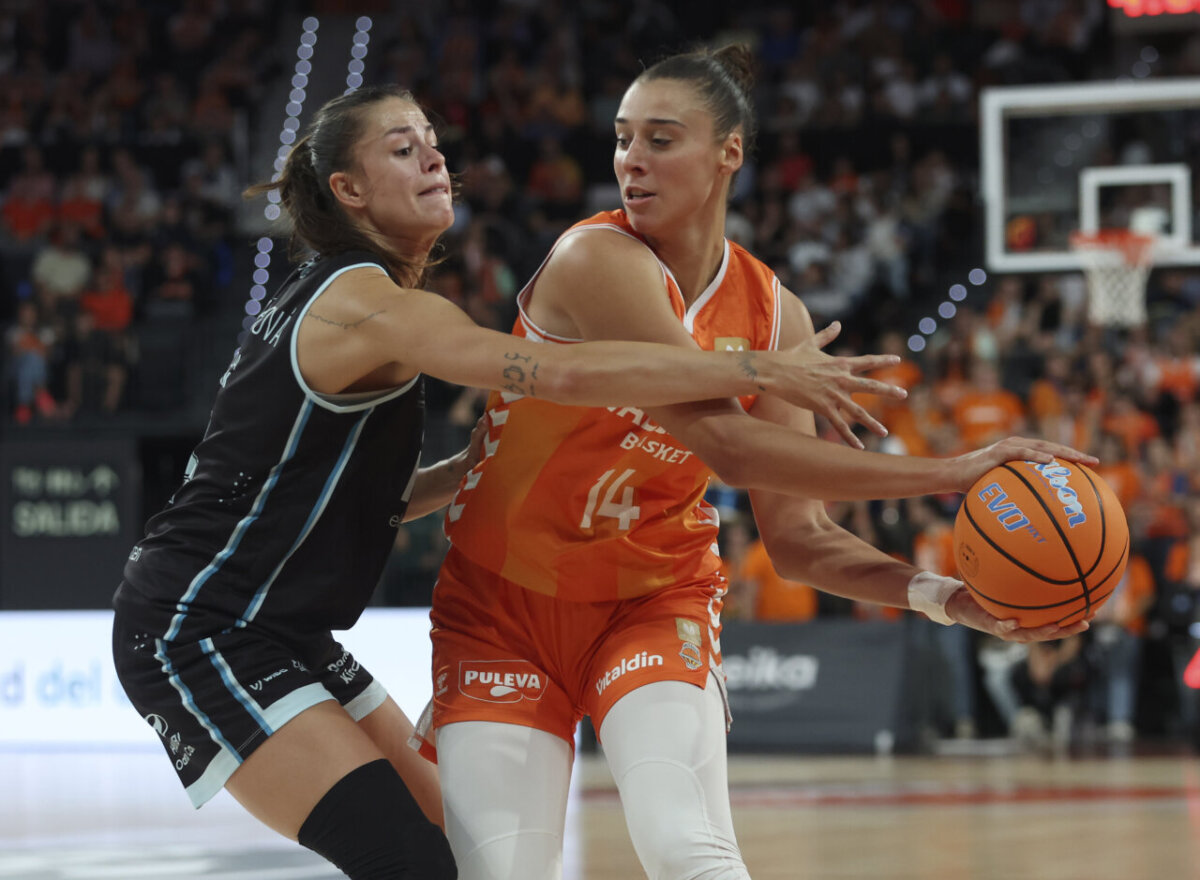 Jugadoras de Valencia Basket compiten en el Roig Arena durante un partido