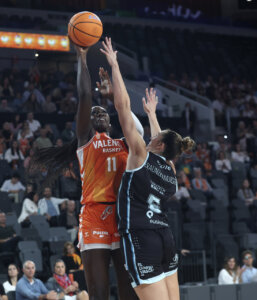 Jugadora de Valencia Basket lanzando a canasta durante un partido