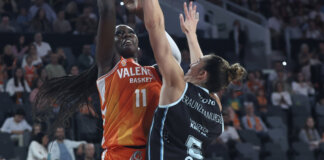 Jugadora de Valencia Basket lanzando a canasta durante un partido