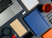 Cómo el material de oficina personalizado refuerza la identidad de tu empresa Material de oficina personalizado sobre un escritorio moderno