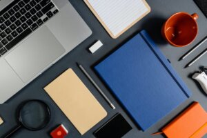 Material de oficina personalizado sobre un escritorio moderno