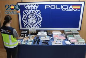 Material incautado por la Policía Nacional en Patraix, incluyendo drogas y armas.