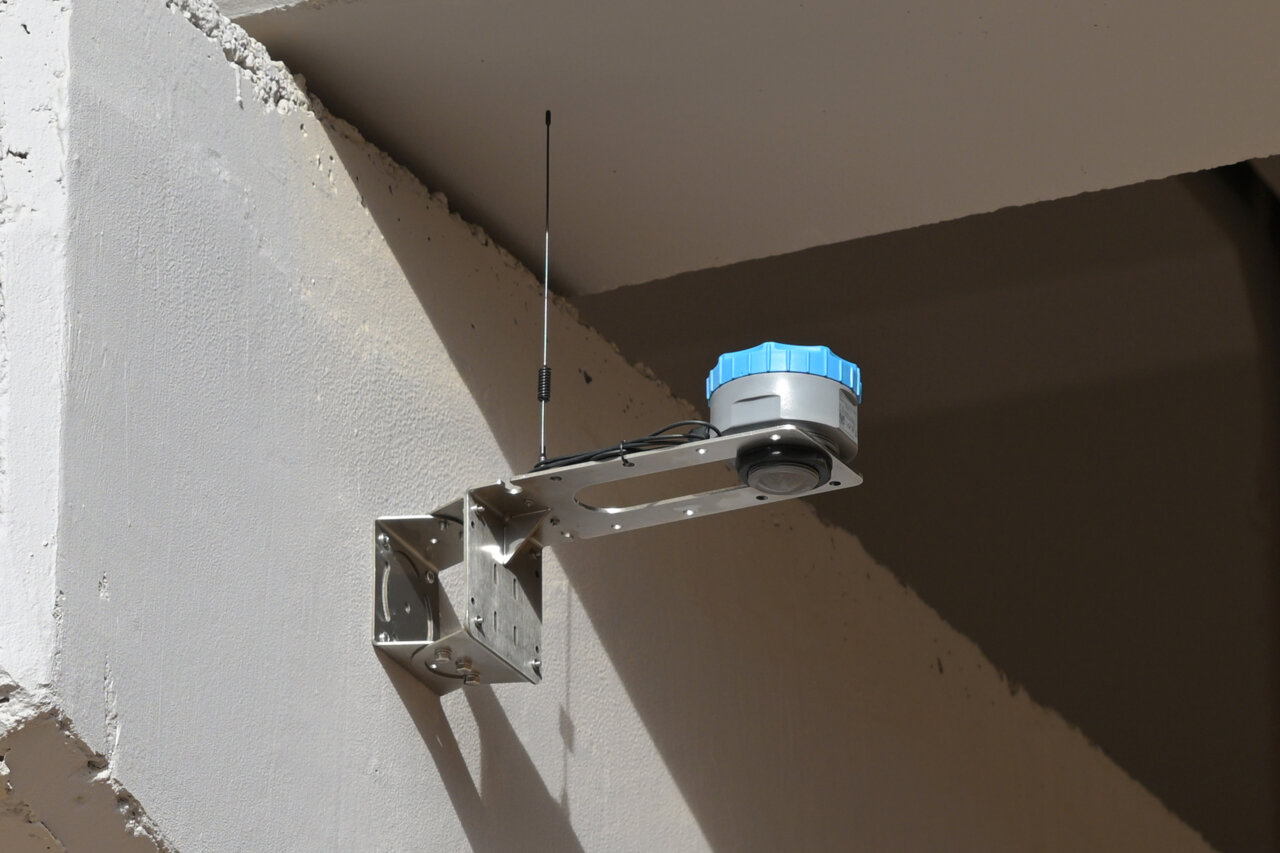 Medidor de caudal instalado en Paiporta para monitorear el agua.