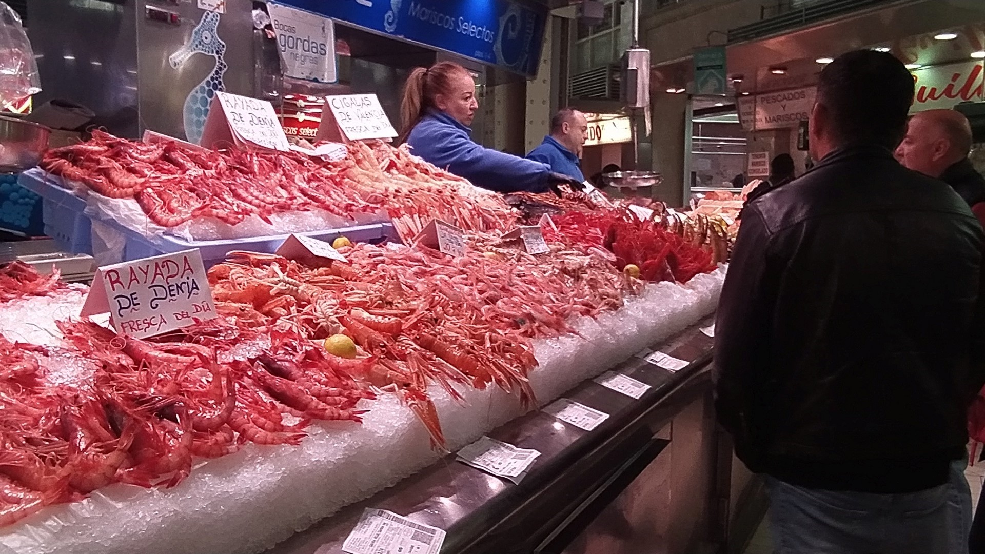 Pescatería en el Mercat Central de València con mariscos frescos