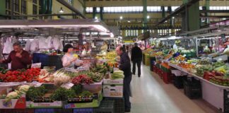 Interior del Mercat de Russafa con puestos de frutas y verduras