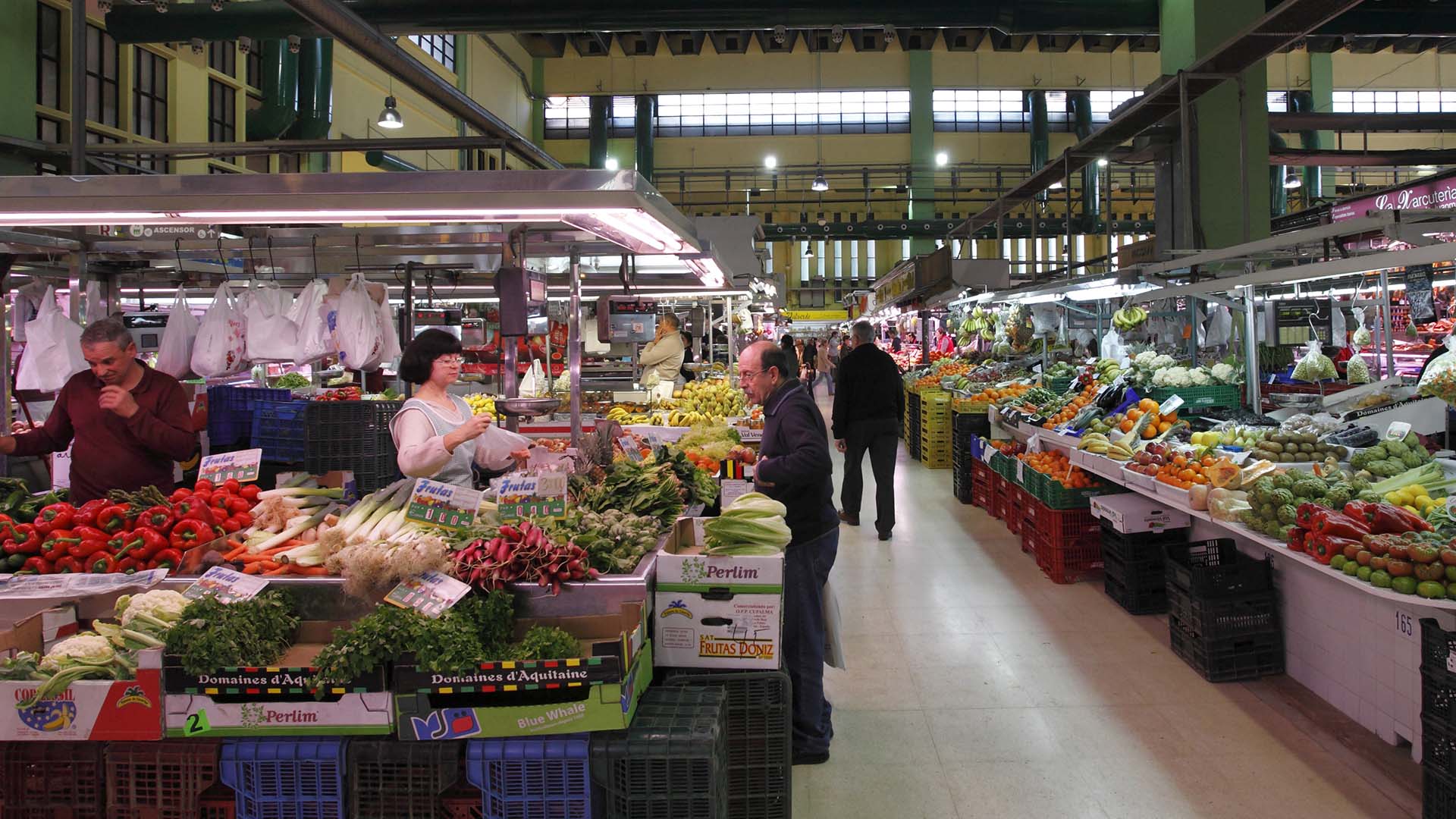 Interior del Mercat de Russafa con puestos de frutas y verduras