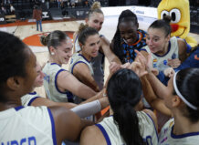 Jugadoras de Valencia Basket celebrando en el Roig Arena durante un partido
