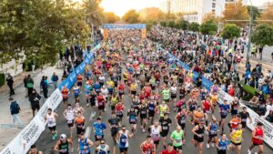 Participantes corriendo en la Mitja Marató 2024 en un evento masivo.