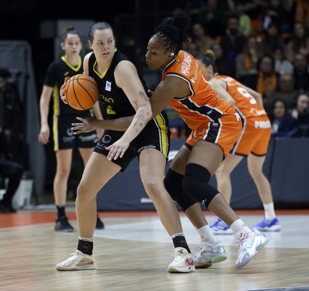 Jugadoras de Valencia Basket y Hozono Global Jairis en un partido de baloncesto.
