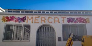 Mural de crochet en la fachada del Mercat de Sant Gregori en Torrent