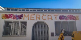 Mural de crochet en la fachada del Mercat de Sant Gregori en Torrent