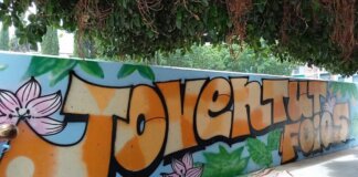 Mural colorido que dice 'Joventut Foios' en un túnel
