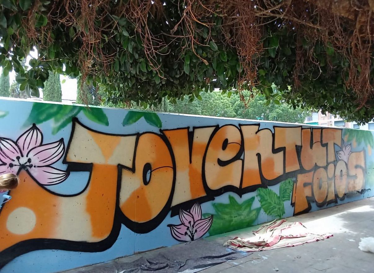 Mural colorido que dice 'Joventut Foios' en un túnel