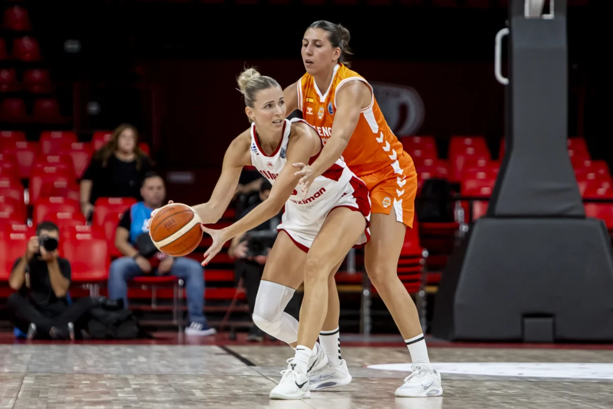 Jugadoras de baloncesto compitiendo en un partido de EuroLeague Women