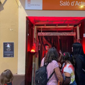 Personas participando en el túnel del terror en Foios durante la Nit de les Ànimes