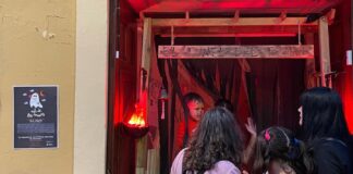 Personas participando en el túnel del terror en Foios durante la Nit de les Ànimes