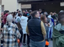 Multitud de personas en la celebración de la Nit de les Ànimes en Foios