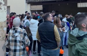 Multitud de personas en la celebración de la Nit de les Ànimes en Foios