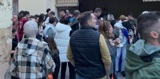 Multitud de personas en la celebración de la Nit de les Ànimes en Foios