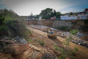 Maquinaria trabajando en la canalización del barranco de l'Horteta en Torrent